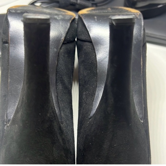 Chanel Black and Gold Women's Shoes - Picture 6 of 6